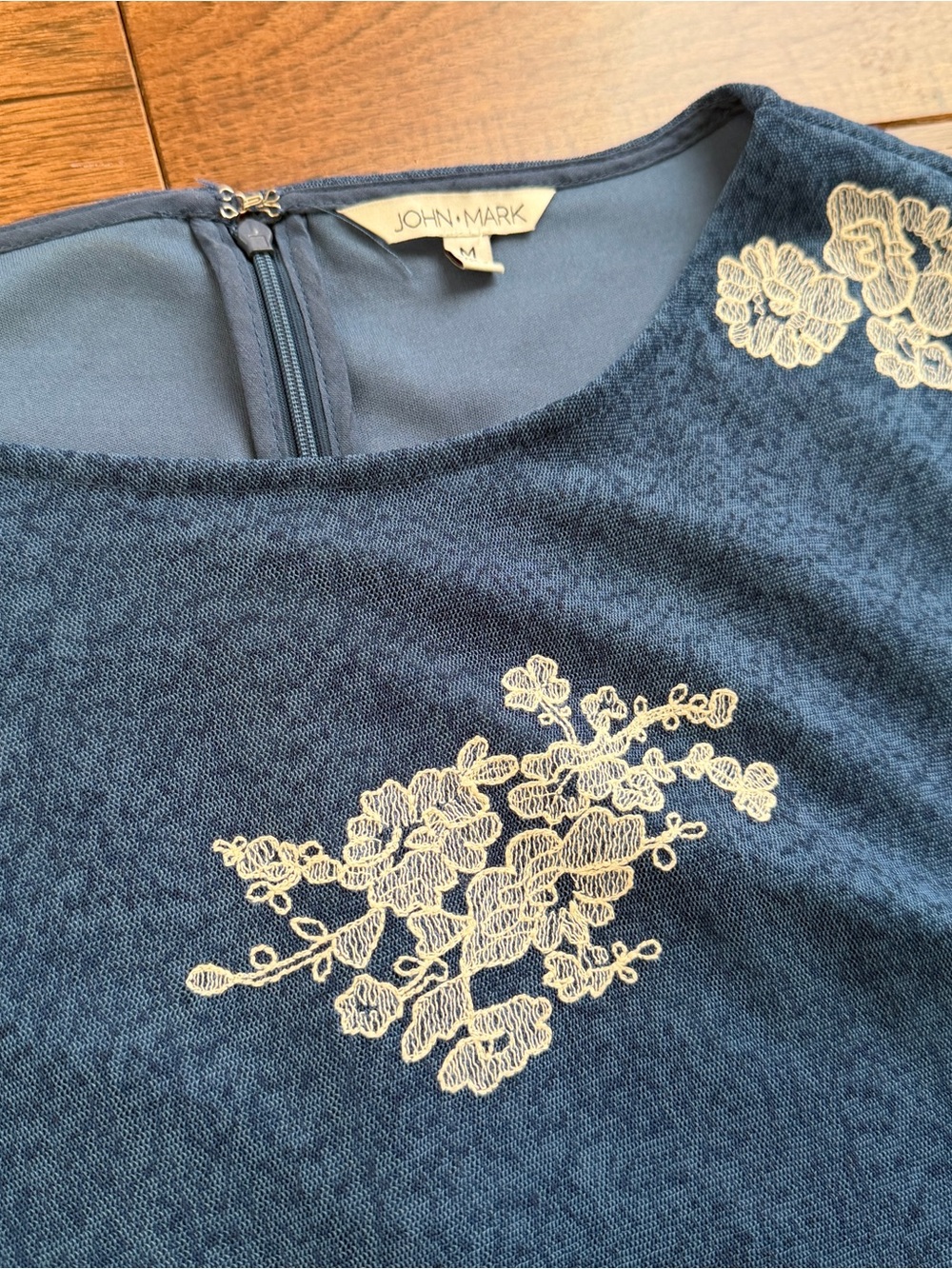John Mark Fleur in Bloom Embroidered Navy Lace Bell-Sleeve Blouse Size Medium - Picture 3 of 7